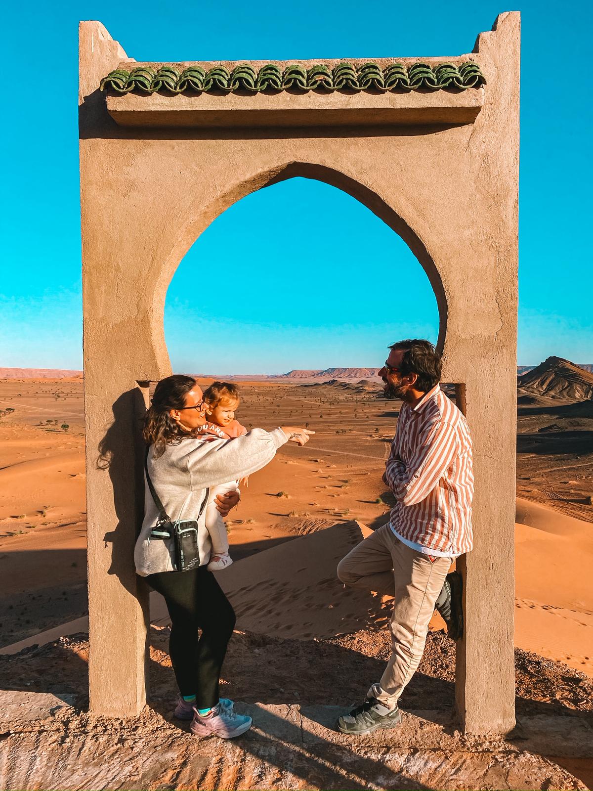 Roberto con su familia en el desierto de Marruecos